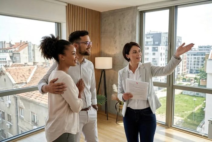 Atendimento de corretora mostrando imóvel a clientes em visita guiada com imobiliária em SP.