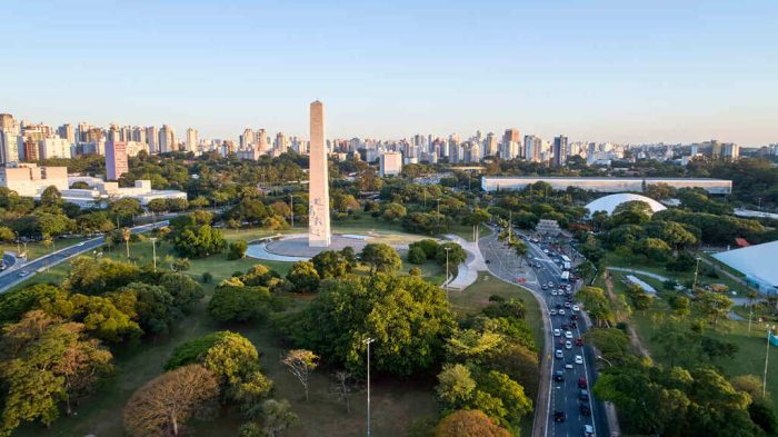Imagem panorâmica do Parque Ibirapuera, local de lazer próximo ao Jardim Europa e reduto verde preferido de quem reside no bairro e em suas imediações.
