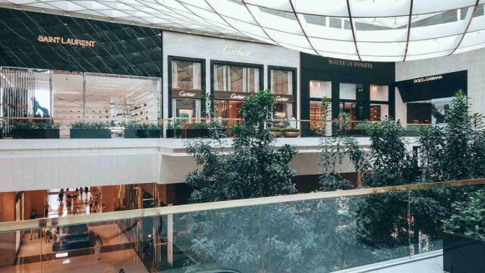 Foto interna mostra o ambiente de luxo do Shopping Cidade Jardim, local que oferece opções de consumo sofisticadas para os moradores do Jardim Europa.