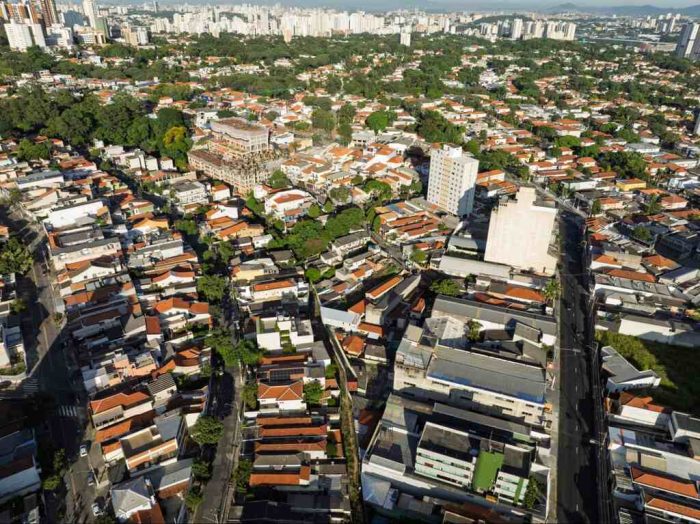 Vista aérea detalhada da Lapa em São Paulo, mostrando ruas residenciais, casas e áreas verdes distribuídas pelo bairro.