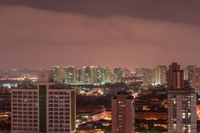 Vista noturna da Lapa em São Paulo, com prédios iluminados e ruas movimentadas