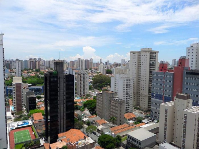 Edifícios modernos e áreas de lazer na Vila Clementino. A foto destaca a arquitetura vertical e a mistura de prédios residenciais em São Paulo.