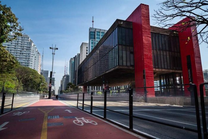 O icônico vão livre do MASP na Avenida Paulista, símbolo máximo dos museus em São Paulo.