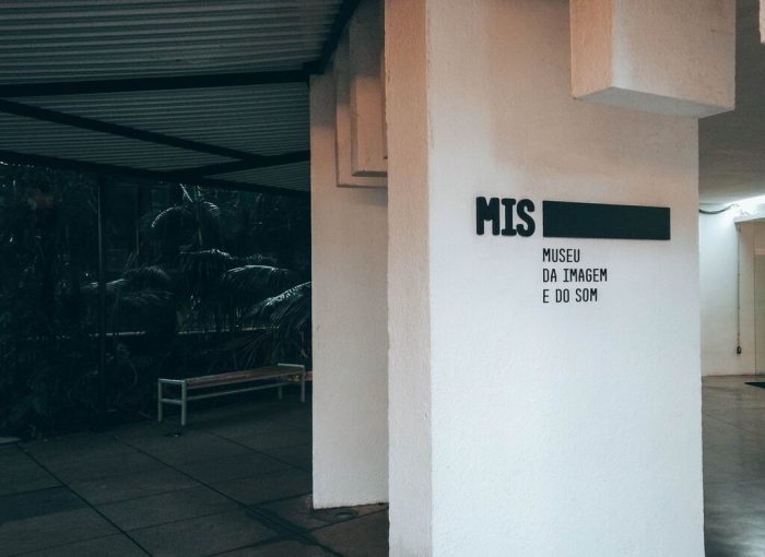 Fachada branca com letreiro do MIS, importante destino para quem busca museus em São Paulo.