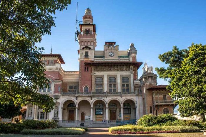 Prédio histórico do Museu Catavento, opção lúdica e educativa entre os museus em São Paulo.