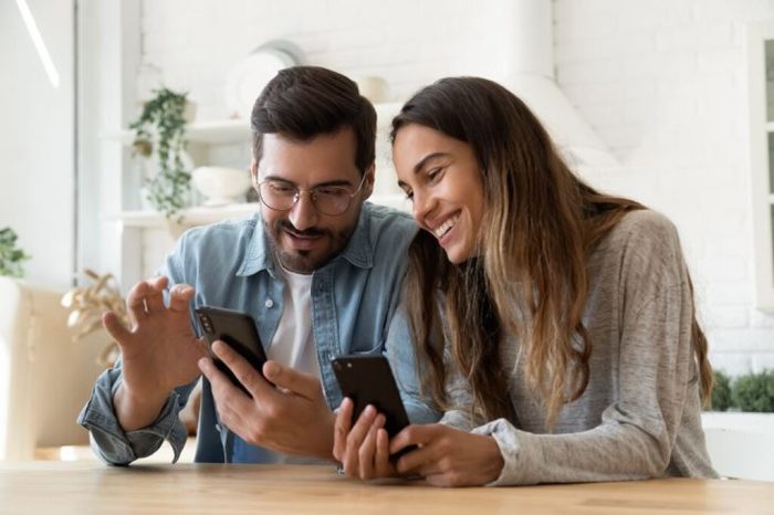 casal pesquisando como comprar uma casa