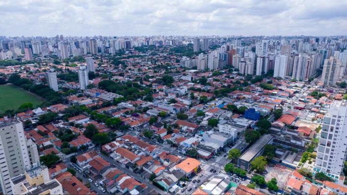 Vista aérea do Brooklin, destacando áreas residenciais, ruas arborizadas e o contraste entre casas e prédios na zona sul de São Paulo.