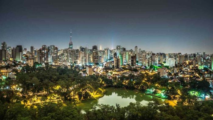 prédios iluminados representando a inscrição imobiliária