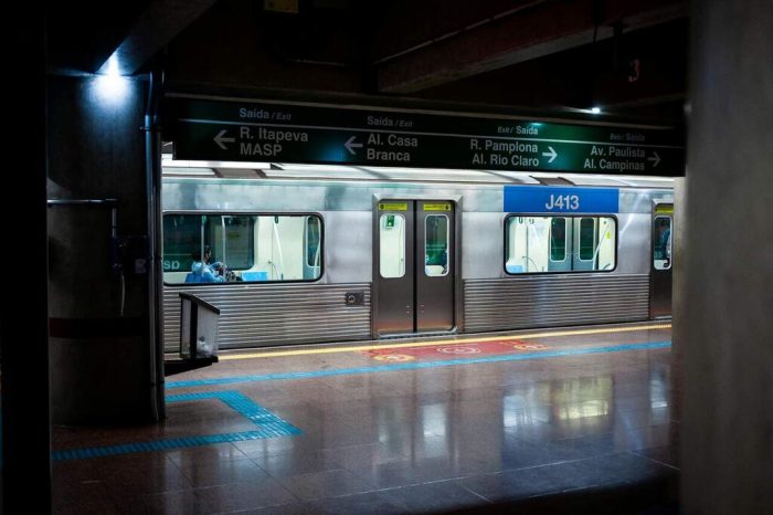 metrô em SP representando a escolha entre Campinas ou São Paulo