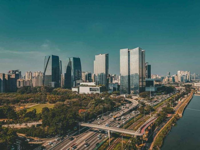 prédios em SP, representando qual é melhor para morar: Campinas ou São Paulo