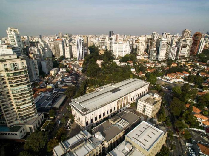 foto área do Hospital das Clinicas e a visão do enterno da cidade, com diversas construções.