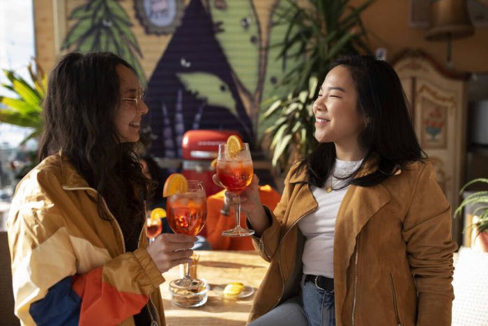 mulheres com taças na mão, aproveitando noite em um dos melhores bares de São Paulo