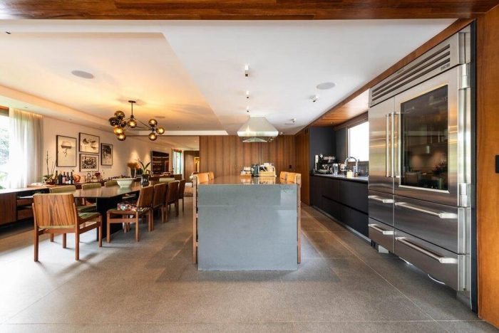 Apartamento amplo com cozinha integrada e acabamento sofisticado em um dos bairros mais seguros de SP.