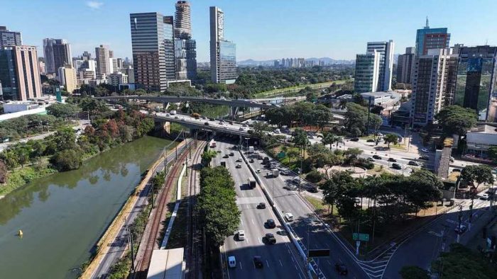 Vista aérea de avenida e área verde em um dos bairros mais seguros de SP.