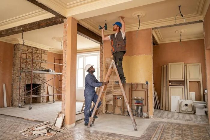 Profissionais realizam obra interna durante reforma para valorizar imóvel, com ajustes elétricos e estruturais.