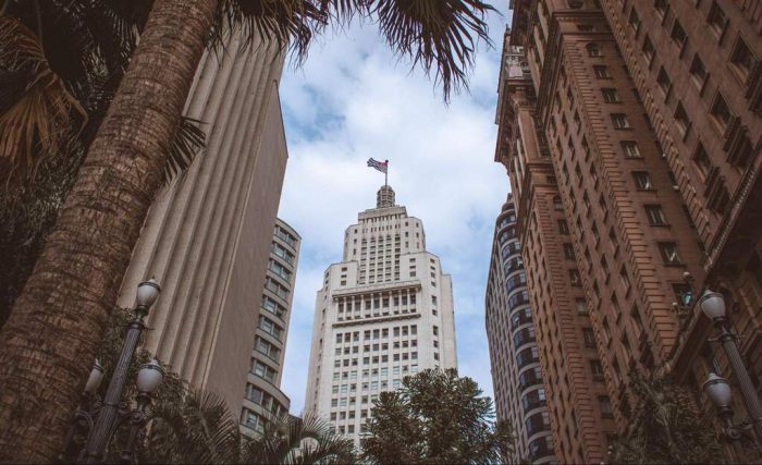 Mercado imobiliário São Paulo em região central histórica, evidenciando a diversidade arquitetônica e o potencial de investimento em áreas tradicionais da capital.
