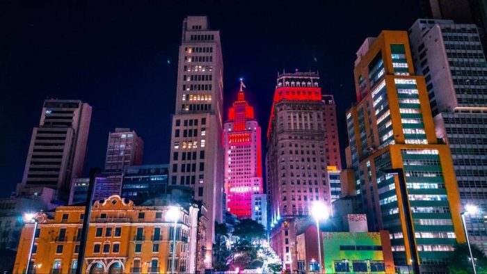 Centro de São Paulo iluminado durante a noite, com edifícios históricos e modernos que fazem parte dos roteiros de quem procura o que fazer em São Paulo à noite.