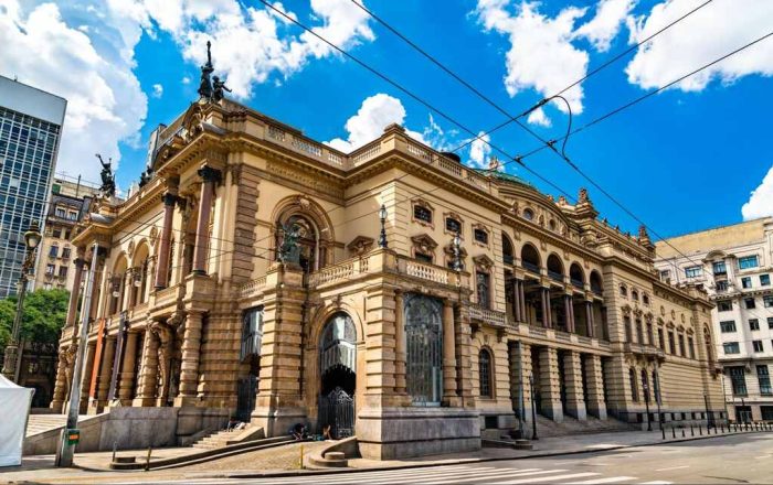 Passeios culturais em SP incluem visitas ao Theatro Municipal de São Paulo, importante patrimônio histórico e referência da arquitetura, música e artes cênicas da capital paulista.