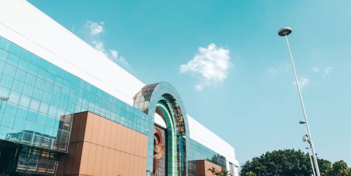 Fachada moderna do Shopping Ibirapuera, com a cúpula de vidro visível da estação Moema.