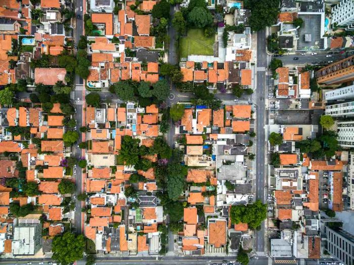 Rua residencial nos bairros mais arborizados de SP vista de cima.