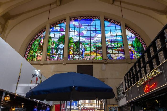 Vitrais históricos no interior de um dos mercados em São Paulo, com arquitetura tradicional.