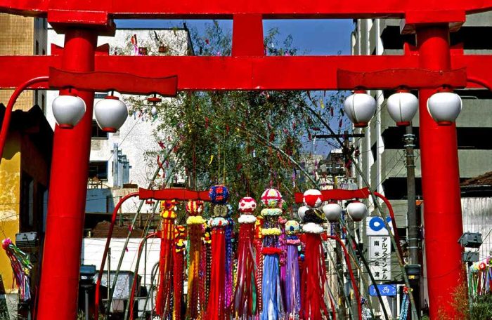 Portal vermelho da Liberdade, região conhecida por feiras e mercados em São Paulo.
