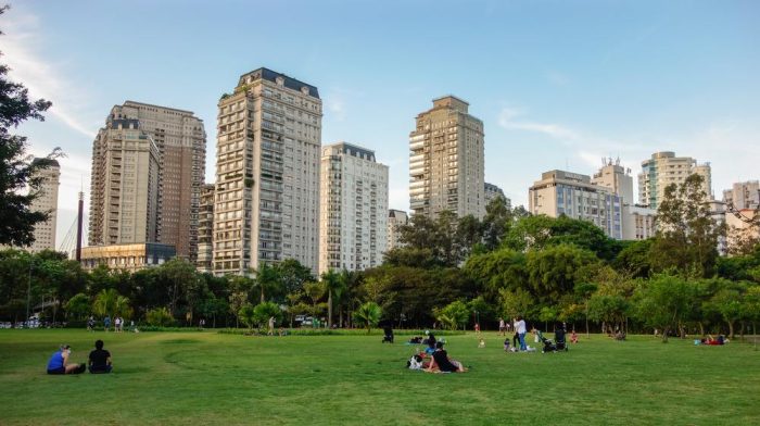 Pessoas aproveitam gramado amplo no Parque do Povo, um dos parques próximos à Zona Sul de SP.